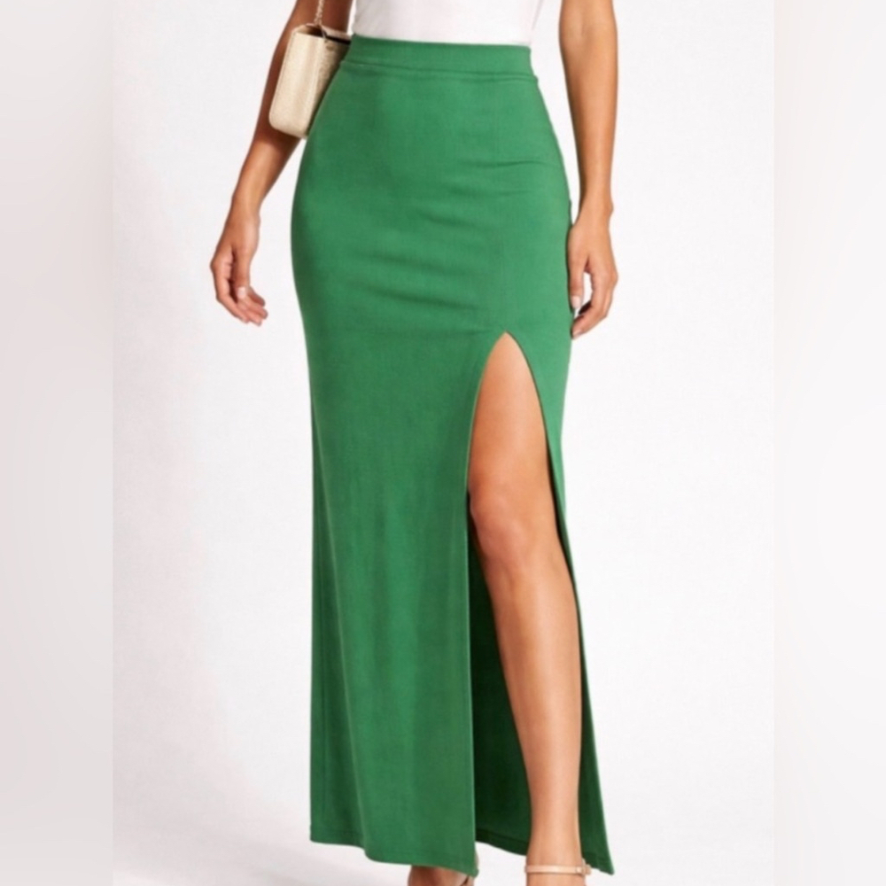 Kelly Green maxi skirt
Waist to hem 40”
Waist 26” stretch waist
Side slit
SK